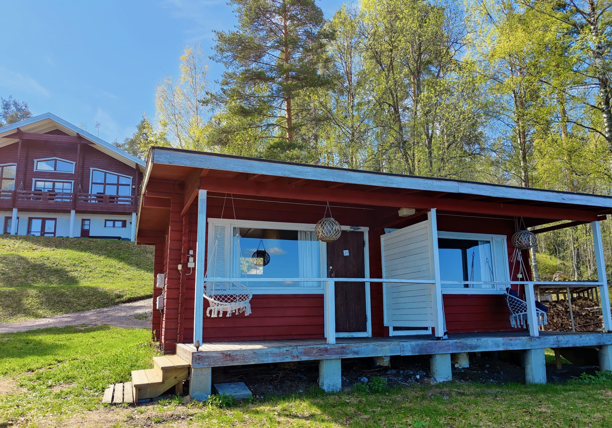Oikealla  ranta-aitta #20, vasemmalla ranta-aitta #21